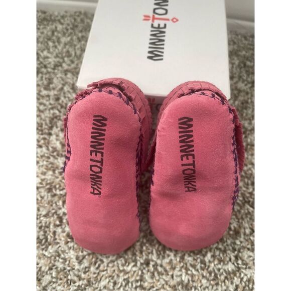 ❤️Minnetonka Moccasin Riley Booties for Infant - Picture 2 of 5